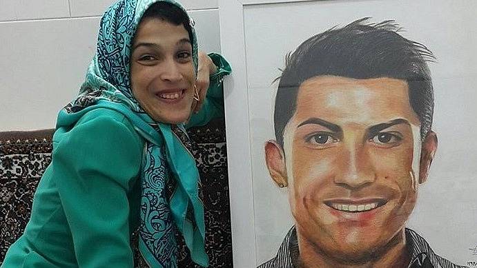 Handicapovaná umělkyně Fatemeh a její portrét Cristiana Ronalda.