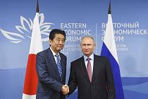 Ruský prezident Vladimir Putin a japonský premiér Šinzó Abe na ekonomickém foru ve Vladivostoku