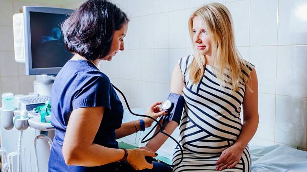 České ženy před i po porodu absolvují řadu vyšetření, přičemž mnoho z nich může pokrýt veřejné zdravotní pojištění