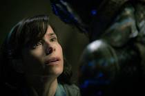 The Shape of Water (Tvar vody) režiséra Guillermo del Toro získal v Benátkách Zlatého lva.