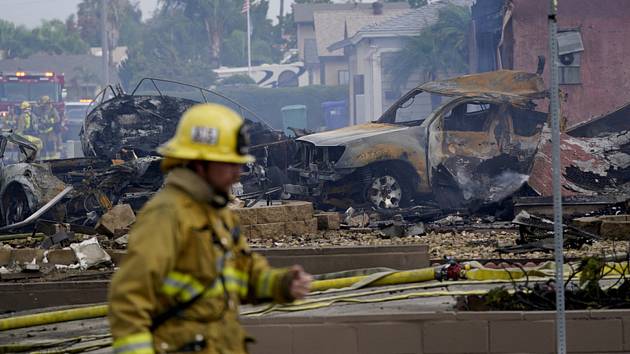 Hasiči na místě pádu malého letadla, které se zřítilo v kalifornském Santee