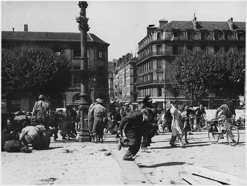 Při osvobozování Lyonu v září 1944 spustili nacističtí odstřelovači z oken palbu do civilistů