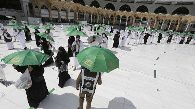 Věřící v rozestupech na nádvoří Velké mešity v Mekce, 17. července 2021