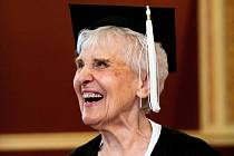 Devadesátiletá Joyce DeFauwová, která po dlouhých 71 letech dokončila vysokoškolské studium.