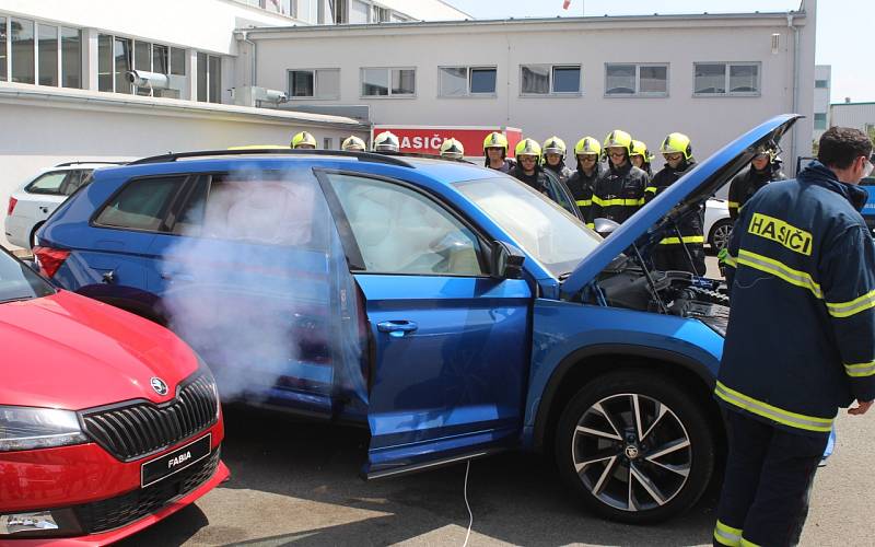 Výbuch airbagů doprovází rozprášení jemného prášku, což vyvolává dojem požáru