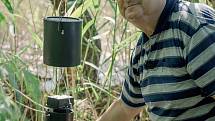 Ke sledování populace komárů slouží hygienikům speciální pasti. Okřídlený hmyz chytají na Břeclavsku v lužních lesích či na březích rybníka v rákosí. Oldřich Šebesta je komárologem už zhruba dvacet let.