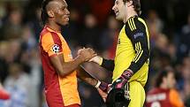 Petr Čech z Chelsea (vpravo) se po zápase zdraví se svým kamarádem Didierem Drogbou z Galatasaraye.