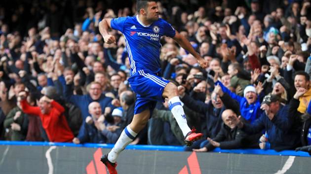 Diego Costa z Chelsea se raduje z gólu.
