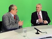 Karel Schwarzenberg (vlevo) a Miloš Zeman v diskusním pořadu České televize