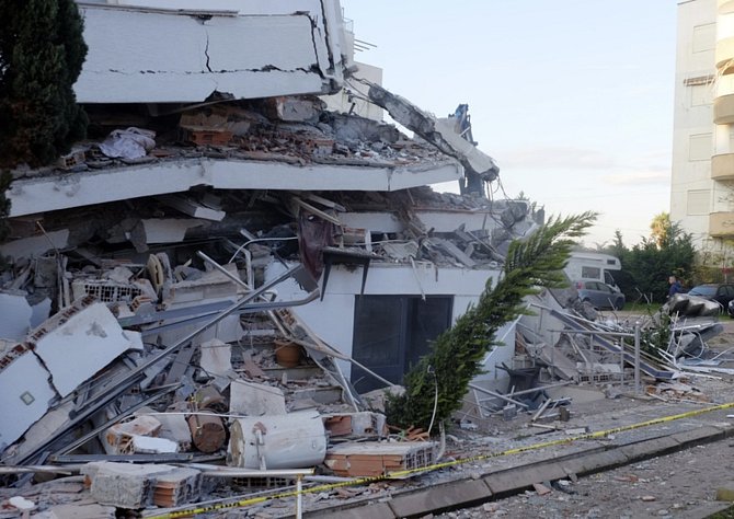 Budova zřícená při zemětřesení ve městě Durres na západě Albánie
