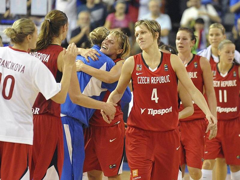 České basketbalistky se radují z důležité výhry nad Japonskem na mistrovství světa.