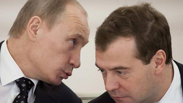 Dmitrij Medveděv (vpravo) a jeho politický spojenec a mentor Vladimir Putin.