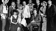 Ronald Reagan (první zleva) v televizní show Dicka Powella z roku 1961