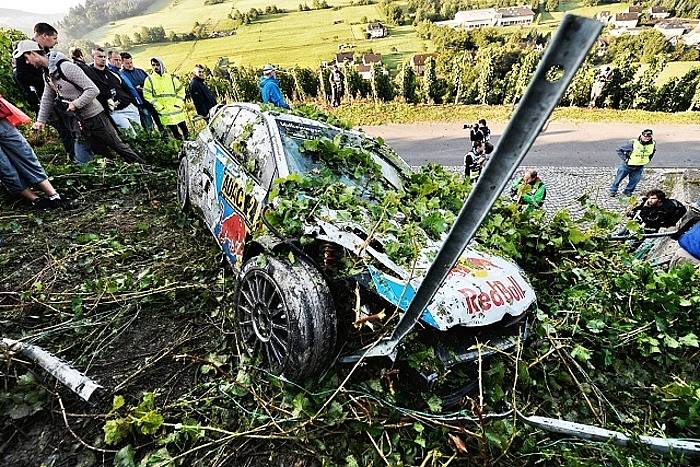 Takhle dopadl Latvalův vůz po nedělní nehodě. S nadějemi na vítězství byl konec.