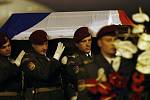 Okolo půl deváté večer přistál na pražském ruzyňském letišti armádní speciál, který přivezl z Pákistánu tělo zesnulého velvyslance Ivo Žďárka.