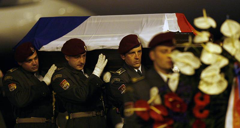 Okolo půl deváté večer přistál na pražském ruzyňském letišti armádní speciál, který přivezl z Pákistánu tělo zesnulého velvyslance Ivo Žďárka.