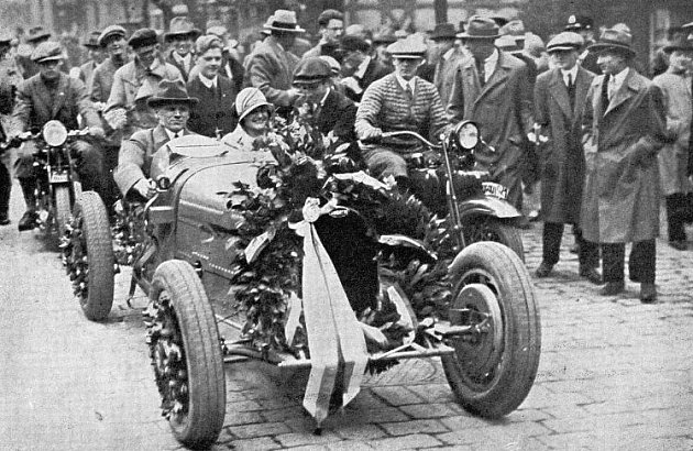 V roce 1928 bylo Československo jednou z předních zemí evropského průmyslu a Praha byla městem evropské avantgardy. Obojí skvěle reprezentovala automobilová závodnice Eliška Junková, v roce 1928 jediná účastnice sicilského závodu Targa Florio
