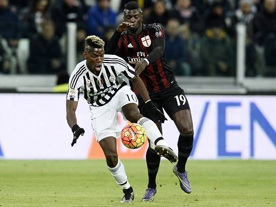 Juventus Turín - Inter Milán: Paul Pogba u míče