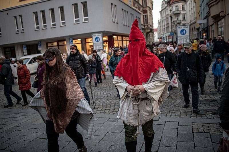 Masopustní průvod není oblíbený jen na venkově. Takto například slavili lidé v roce 2022 uprostřed Ostravy.