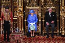 Britská královna Alběta II. promluvila před oběma sněmovnami britského parlamentu. Doprovodil jí syn princ Charles.