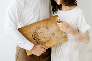 Manželský projekt, který přerostl z příležitostné výroby dřevěných svatebních darů s vypáleným designem až do rodinného businessu s širokým portfoliem produktů. Tak popisují své podnikání Petra a Saddy, zakladatelé značky Maddera Design