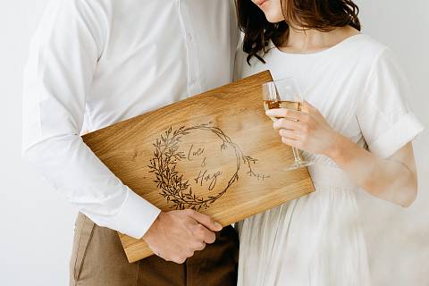 Manželský projekt, který přerostl z příležitostné výroby dřevěných svatebních darů s vypáleným designem až do rodinného businessu s širokým portfoliem produktů. Tak popisují své podnikání Petra a Saddy, zakladatelé značky Maddera Design