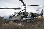 Ruský bojový vrtulník Ka-52 v poli u Kyjeva po vynuceném přistání 24. února 2022
