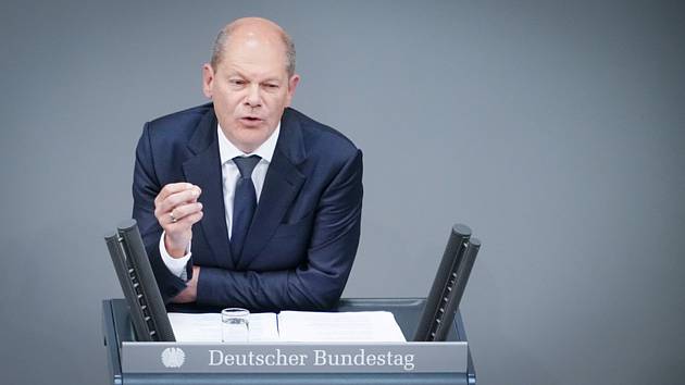 Německý kancléř Olaf Scholz při projevu ve Spolkovém sněmu v Berlíně 1. června 2022