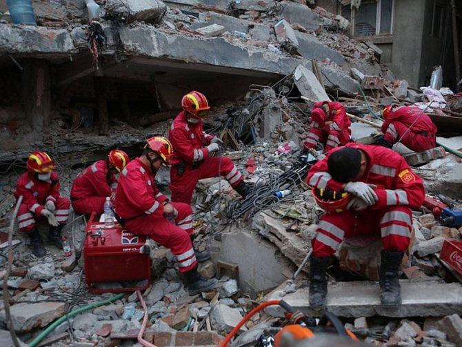 Více než 4500 dobrovolníků se zapojilo do podrobného zkoumání satelitních snímků pořízených nad Nepálem po sobotním ničivém zemětřesení, které si vyžádalo už více než 4400 obětí. 
