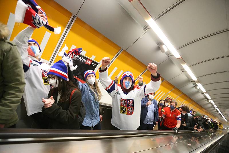 Po pražském metru se proháněli olympionici.