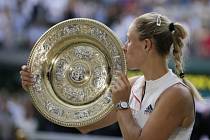 Angelique Kerberová s trofejí pro wimbledonskou vítězku