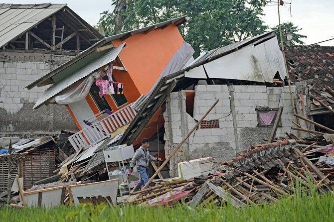 Následky zemětřesení ve městě Cianjur na indonéském ostrově Jáva, 22. listopadu 2022