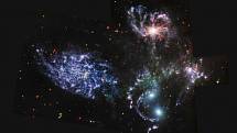 Obrázek skupiny čtyř galaxií (Stephanův kvintet), které se na obloze objevují blízko u sebe.