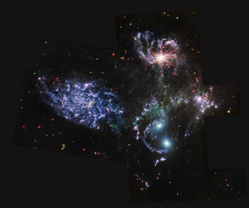 Obrázek skupiny čtyř galaxií, které se na obloze objevují blízko u sebe. Spolu s pátou galaxií jsou součástí takzvaného Stephanova kvintetu. 