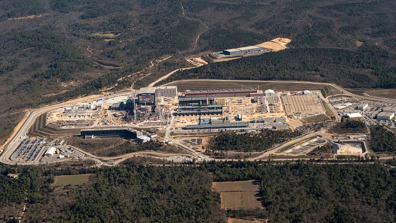  Letecký pohled na místo jaderného reaktoru ITER.