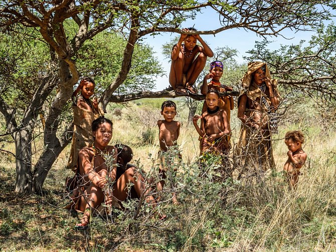 Na zemi zůstává několik více či méně dostupných kmenů, které stále žijí jako lovci a sběrači. Pozorováním těchto kmenů mohou vědci nahlížet do lidské minulosti.