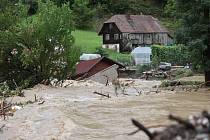 Pohled na škody způsobené povodněmi ve slovinském Prevalje 6. srpna 2023.