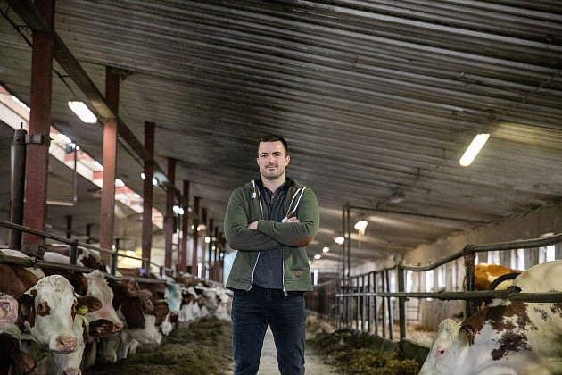 Mladý farmář Tomáš Trávníček vidí šanci pro staré kravíny v modernizaci. U Pelhřimova na Vysočině mu změna přístupu přinesla zvýšení dojivosti krav. Nebojí se ani robotizace. Se svolením Zemědělská farma Agrospol Starý Pelhřimov