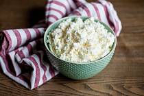 Zdánlivě obyčejný a běžně dostupný tvaroh je superpotravina: obsahuje spoustu bílkovin, vápníku a vzácného vitaminu K2. Pomáhá i při hubnutí.