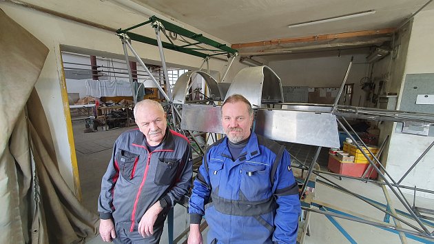Otec a syn Drahošové (oba Miroslavové) z Trutnova se z opravářů aut stali  uznávanými výrobci ultralehkých letadel.