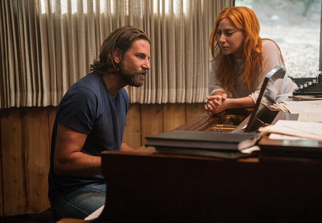 Lady Gaga a Bradley Cooper ve filmu Zrodila se hvězda