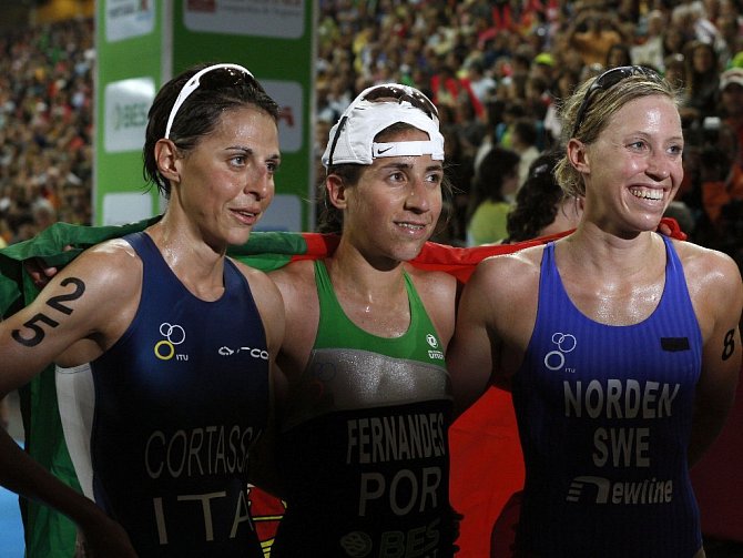 Portugalka Vanessa Fernandesová (uprostřed), Italka Nadia Cortassaová (vlevo) a Švédka Lisa Nordenová pózují fotografům po závodě.