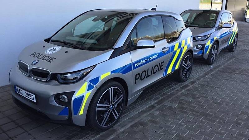 Elektromobily BMW i3 v policejních barvách.