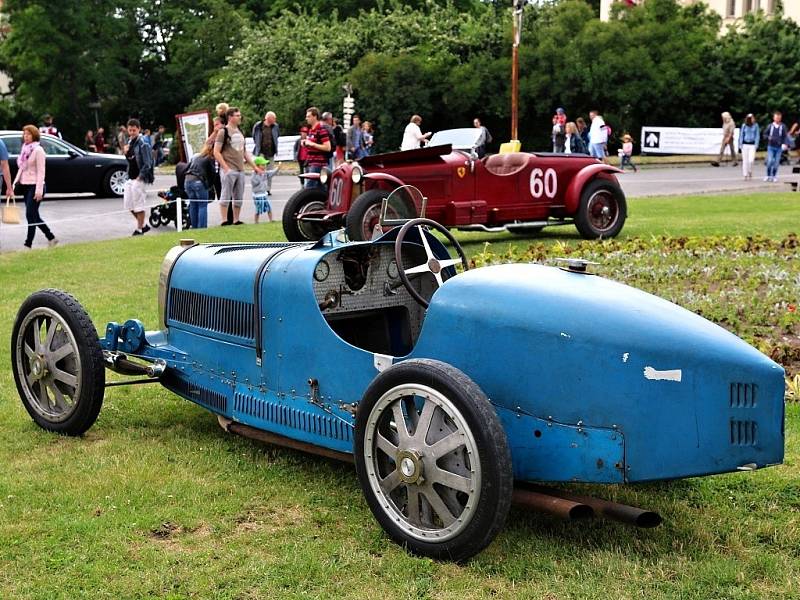 K vidění je i staré závodní Bugatti 35B.