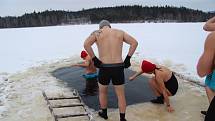 Nedělní koupel v ledové vodě na Křišťanovickém rybníku parta z Prachaticka nikdy nevynechá. Pak si společně opečou vuřty.
