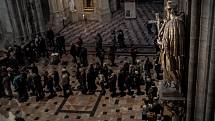 Lidé se přicházeli rozloučit se zesnulým kardinálem Miloslavem Vlkem 23. března do katedrály sv. Víta v Praze.