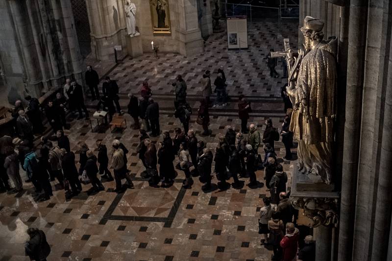 Lidé se přicházeli rozloučit se zesnulým kardinálem Miloslavem Vlkem 23. března do katedrály sv. Víta v Praze.