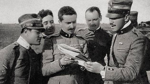 Příslušníci italské 91. perutě, přezdívané Eskadra es - nejlepší italští piloti první světové války. Zcela vpravo major Francesco Baracca, který se s 34 potvrzenými sestřely stal nejlepším italským stíhacím esem Velké války