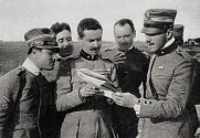 Příslušníci italské 91. perutě, přezdívané Eskadra es - nejlepší italští piloti první světové války. Zcela vpravo major Francesco Baracca, který se s 34 potvrzenými sestřely stal nejlepším italským stíhacím esem Velké války