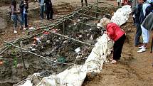 Delegáti Mezinárodní asociace vědců pro genocidu (IAGS) zkoumají exhumovaný masový hrob obětí masakru v Srebrenici v červenci 1995 u obce Potočari, Bosna a Hercegovina, červenec 2007